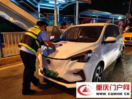 重庆:联合执法保障民众假期出行(图3) 重庆:联合执法保障民众假期出行(3)