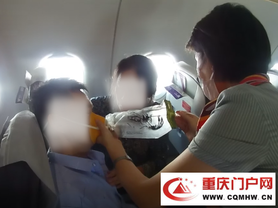重庆：旅客突发疾病晕倒 航班紧急返航(图1)