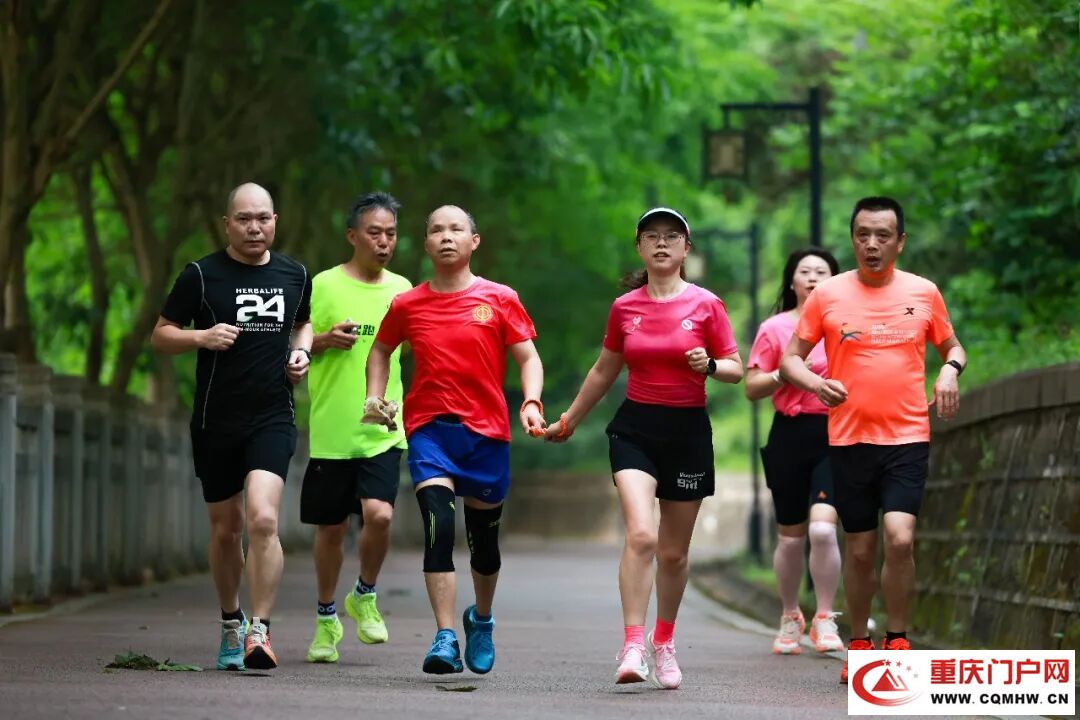 一位视障跑者和他的24双“眼睛”(1)