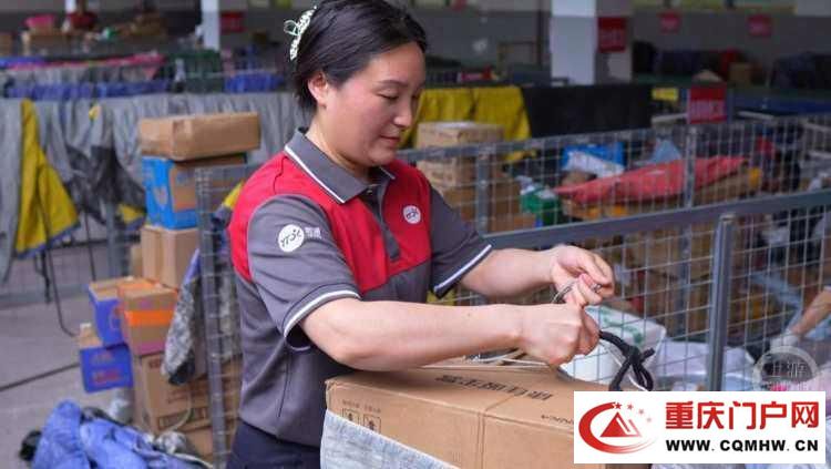 重庆快递从业者亮相国新办记者见面会(2)