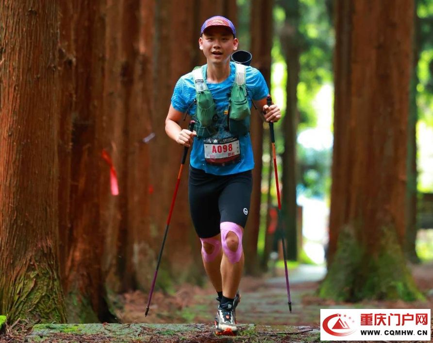 重庆涪陵：千余名越野跑爱好者用脚步丈量武陵地质奇观(2)
