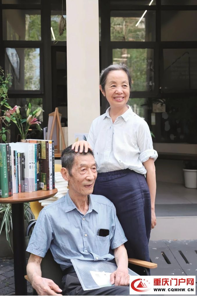 书架上的“银发智库”:退休教授夫妇与5200册书的社区实验(4) 书架上的“银发智库”:退休教授夫妇与5200册书的社区实验(4)