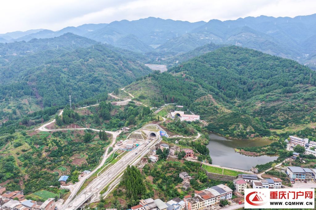 西渝高铁四方山隧道顺利贯通(1) 西渝高铁四方山隧道顺利贯通(1)